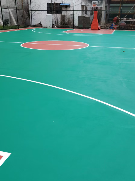 杭锦后 球场长期使用易出现地面开裂